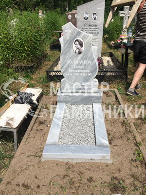 Памятник женщине